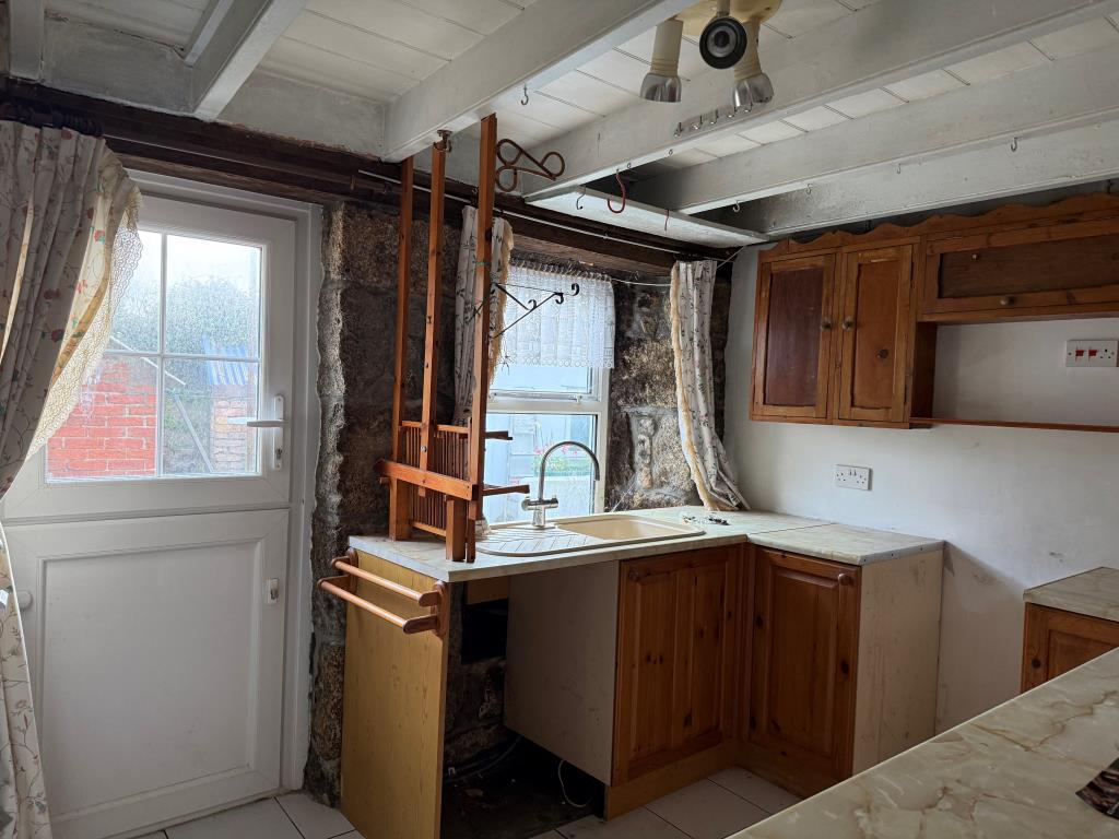 Lot: 106 - TWO-BEDROOM TERRACED COTTAGE FOR UPDATING - Kitchen